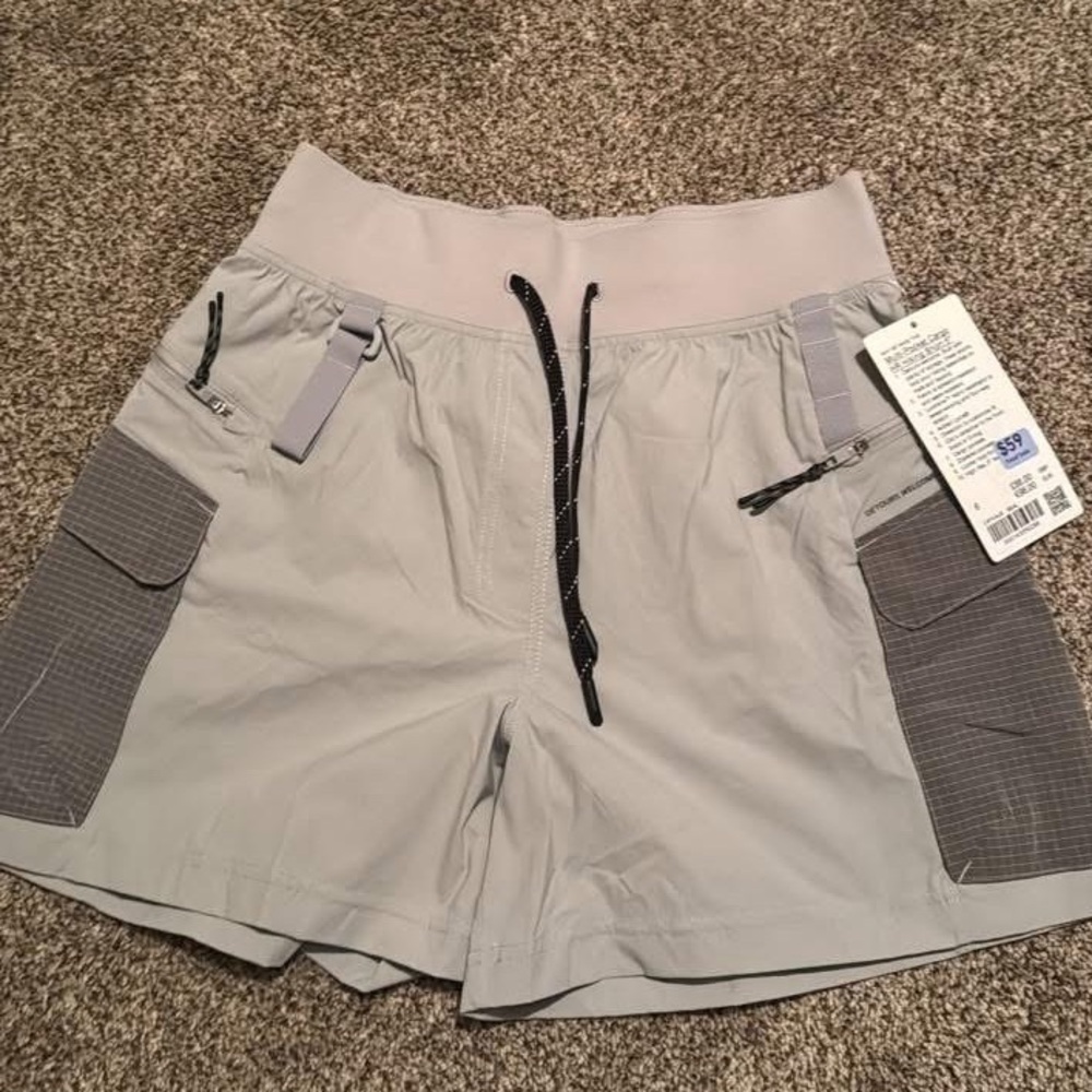Lululemon Multi-Pocket Cargo High-Rise Hiking Short 5"